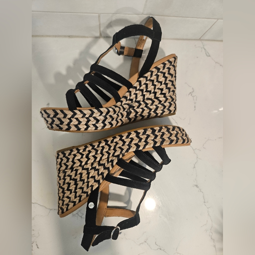 UGG Cressida Wedge Sandal. Size 8. Black Suede. New without Box. Never worn. - Picture 6 of 7